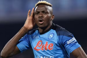 Osimhen hiện đang đàm phán hợp đồng với MU.