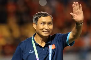 HLV Mai Đức Chung chia tay tuyển nữ Việt Nam sau nhiều năm gắn bó.