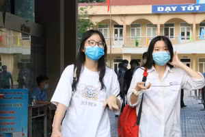 Thí sinh ra về sau khi hoàn thành bài thi môn Lịch sử.