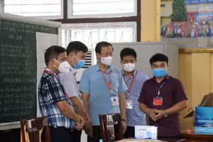 Đoàn công tác của Bộ GD&ĐT kiểm tra điểm thi Trường THPT Bắc Kạn.