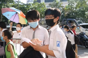 Thí sinh soát đáp án bài thi môn Vật lý.