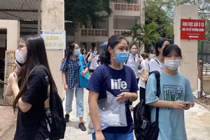 Thí sinh hoàn thành kỳ thi đánh giá năng lực của Trường THPT chuyên Ngoại ngữ.