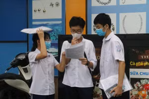 Thí sinh thảo luận đáp án sau giờ thi.