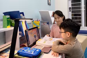 Phụ huynh cùng con học trực tuyến. Ảnh minh hoạ.