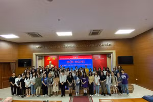 Sinh viên Trường Đại học Ngoại Thương tham gia buổi Gặp mặt cử tri trẻ.