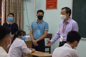 Thứ trưởng Phạm Ngọc Thưởng động viên thí sinh tại Điểm thi Trường THPT Việt Yên số 1.