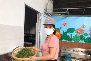 Giáo viên Trường Mầm non Đồng Tiến hỗ trợ nấu ăn khu trực chốt phòng dịch.