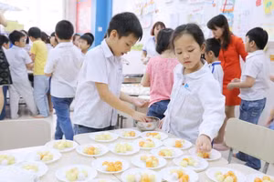 Học sinh hướng về cội nguồn qua hoạt động làm bánh trôi, bánh chay trong Tết Hàn thực.