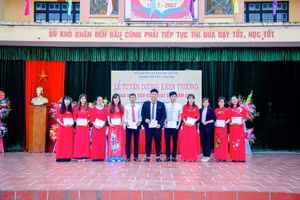 Cô Đỗ Thị Vân (thứ hai bên trái) nhận danh hiệu tấm gương tiêu biểu xuất sắc.