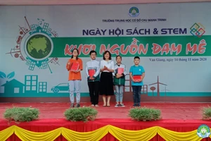 Trường THCS Chu Mạnh Trinh trao thưởng cho học sinh trong Ngày hội sách & STEM năm học 2020-2021. Ảnh: NVCC.