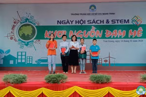 Trường THCS Chu Mạnh Trinh trao thưởng cho học sinh trong Ngày hội sách & STEM năm học 2020-2021. Ảnh: NVCC.