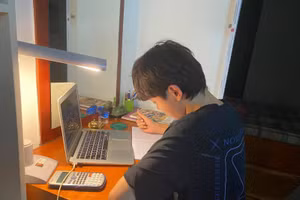 Học sinh Nguyễn Huy Hoàng ôn luyện trước giờ khảo sát.