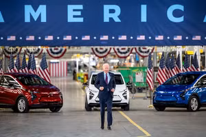 Tổng thống Mỹ Biden thúc đẩy chính sách xe điện Mỹ nhưng thực ra lại đang trao quà cho Trung Quốc?