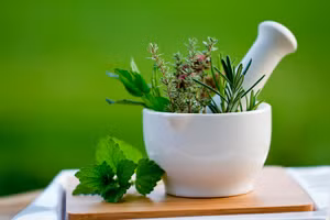 Phụ huynh nên đưa trẻ đến cơ sở y tế thay vì áp dụng các phương pháp truyền miệng. Ảnh minh hoạ.
