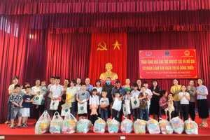 40 suất quà được trao cho trẻ mồ côi, người khuyết tật.