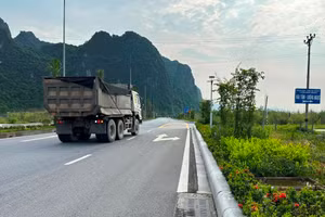 Xe Hổ vồ chạy trái phép trên đường bao biển Hạ Long - Cẩm Phả.