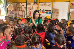 Cô giáo Phạm Minh Huệ bên học sinh thân yêu.