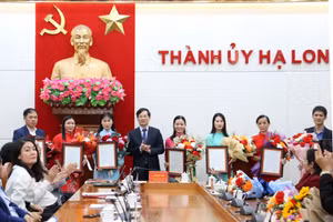 Ông Vũ Quyết Tiến, Bí thư Thành ủy, Chủ tịch Hội đồng thi tuyển trao quyết định bổ nhiệm và tặng hoa chúc mừng các cán bộ được bổ nhiệm giữ chức vụ Phó Hiệu trưởng các trường học Mầm non, phổ thông công lập thuộc thành phố.