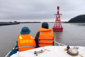 Lực lượng chức năng tìm kiếm những người mất tích.