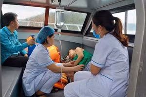 Cán bộ y tế đỡ đẻ ngay trên biển.