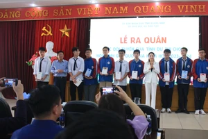 Lãnh đạo Sở GD&ĐT Quảng Ninh tặng quà cho học sinh các đội tuyển tham gia dự thi chọn học sinh giỏi quốc gia năm học 2023-2024. 