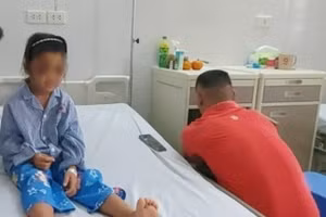 Đôi mắt thâm quầng của học sinh sau khi bị cô giáo dùng thước gõ vào đầu.