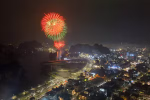 Pháo hoa rực rỡ trên bầu trời TP Hạ Long dịp đón giao thừa Tết Quý Mão 2023.