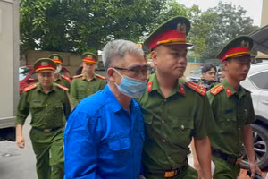 Cựu Giám đốc Công an TP Hải Phòng Đỗ Hữu Ca được đưa đến toà sáng nay.