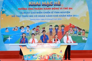 Các đại biểu thực hiện nghi thức khởi động khai mạc hè, hưởng ứng Tháng hành động vì trẻ em năm 2024.