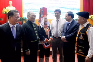 Lãnh đạo tỉnh và Trung ương trò chuyện, động viên người có uy tín tiêu biểu trong vùng đồng bào DTTS.