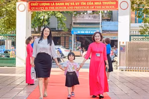 Cô Phạm Thị Thu Hà (áo đỏ). 