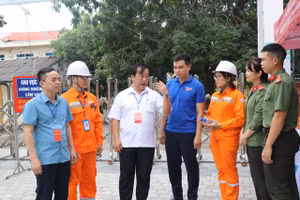 Lãnh đạo tỉnh Điện Biên và Sở GD&ĐT thăm, động viên cán bộ làm thi.