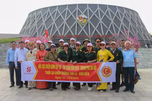 Du khách chụp ảnh lưu niệm tại Bảo tàng chiến thắng Điện Biên Phủ.