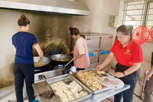 Chuẩn bị bữa trưa cho trò.