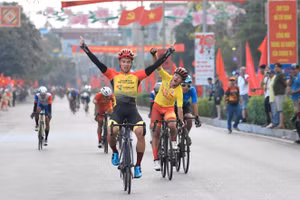 VĐV Nguyễn Văn Bình xuất sắc về đích sau 17 vòng tại chặng 5.