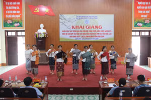 Lưu học sinh Lào biểu diễn các tiết mục văn nghệ tại lễ khai giảng.