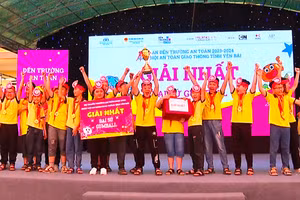 Trao giải Nhất trong "Chiến dịch 30 ngày đến trường an toàn cùng Gumball".