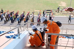 Công nhân Điện lực TP Điện Biên Phủ kiểm tra cấp điện tại khu vực Sân Vận động - Nơi diễn ra lễ kỷ niệm.