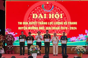 Ông Bùi Minh Hải - Bí thư huyện ủy Mường Nhé trao giấy khen cho các tập thể.