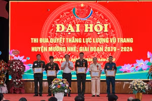 Ông Bùi Minh Hải - Bí thư huyện ủy Mường Nhé trao giấy khen cho các tập thể.