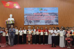 BTC trao chứng nhận cho các thí sinh tham gia dự thi.