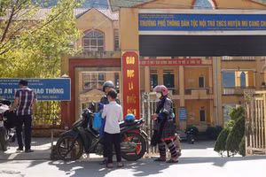 Phụ huynh đưa con em trở lại trường Phổ thông DTNT THCS Mù Cang Chải vào chiều 18/2.