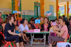 Các đội tham gia phần thi kiến thức.