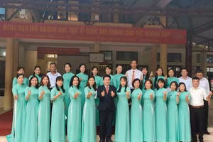 Tập thể sư phạm nhà trường chụp ảnh lưu niệm.