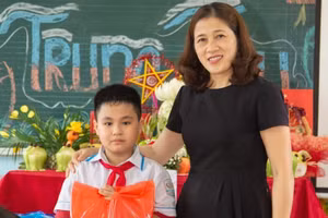 Cô Lê Thị Nga trao quà trung thu cho học sinh nhà trường.