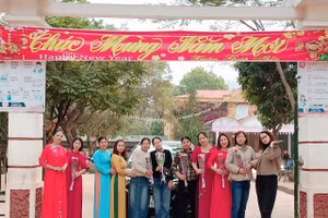 Các nữ công trường PTDTBT Tiểu học Nậm Pố chụp ảnh lưu niệm.