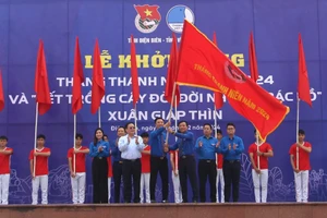 Nghi thức phất cờ phát lệnh khởi động Tháng Thanh niên năm 2024 trong tuổi trẻ toàn tỉnh Điện Biên.