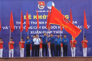 Nghi thức phất cờ phát lệnh khởi động Tháng Thanh niên năm 2024 trong tuổi trẻ toàn tỉnh Điện Biên.