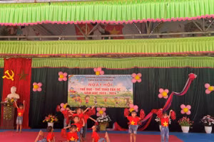 Các bé tự tin biểu diễn.