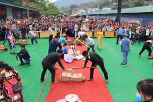 Thi giã bánh giầy của đồng bào Mông.